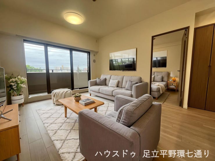 【リビング】
大きな窓から光を取り込む明るいリビング。隣接する洋室とつなげて、開放的に利用することもできます。