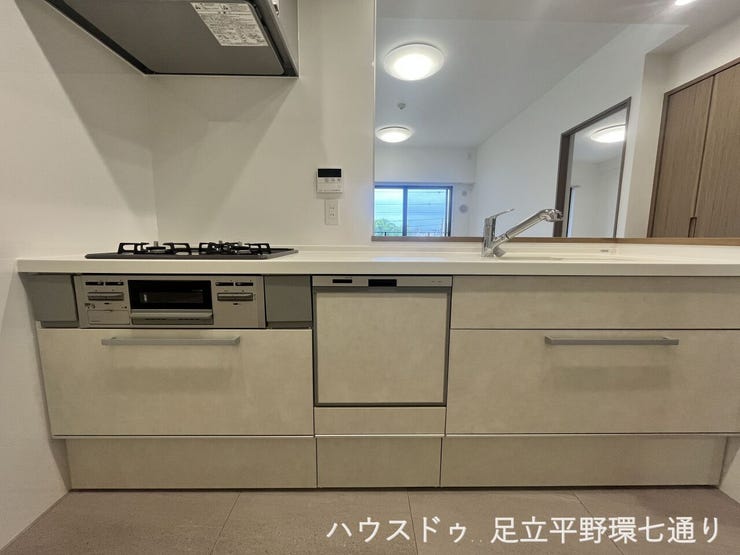 食器洗浄乾燥機を備えた対面式システムキッチン。リビングを見渡しながら、会話を楽しんで調理できます。