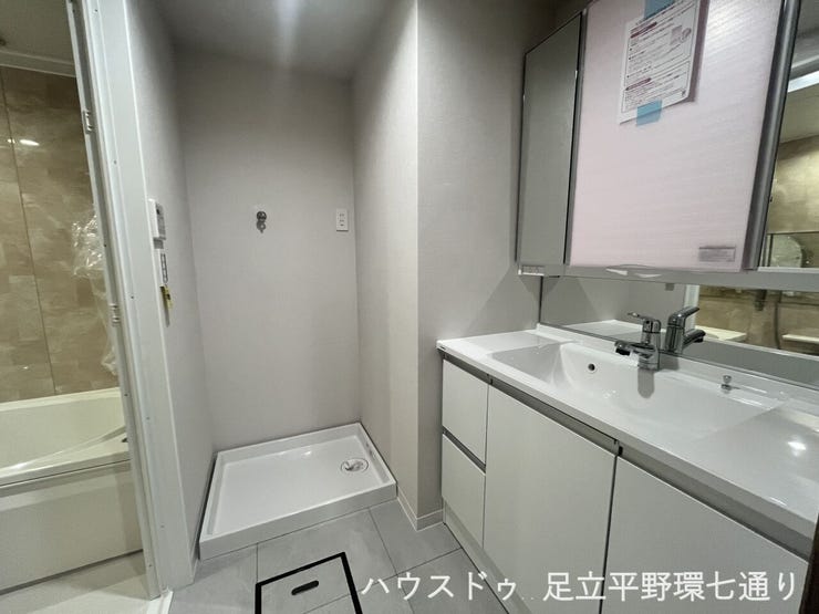 洗面化粧台と洗濯機置場をまとめた機能的な洗面室。収納も備わり、身支度や家事をスムーズに行えます。