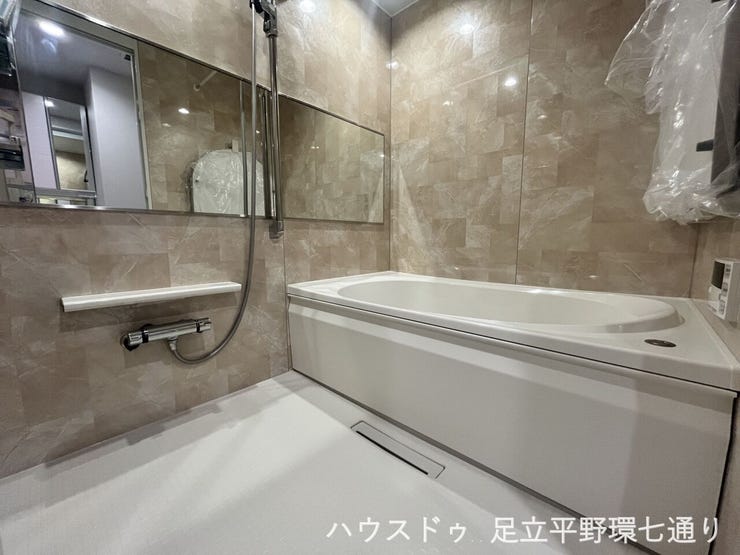 上質感のある大理石調パネルが印象的な浴室。ゆったりとした浴槽で、一日の疲れを心地よく癒せます。