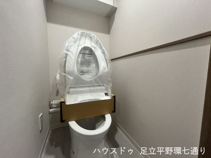 落ち着いた色合いでまとめられたトイレ。手すり付きで、立ち座りの動作をサポートしてくれます。