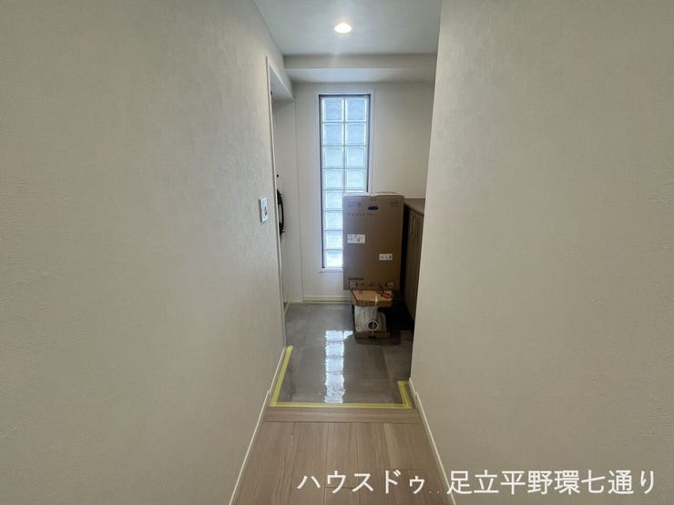 玄関から室内が見えにくい、プライバシーに配慮された廊下設計。ガラスブロックからやわらかな光が入ります。