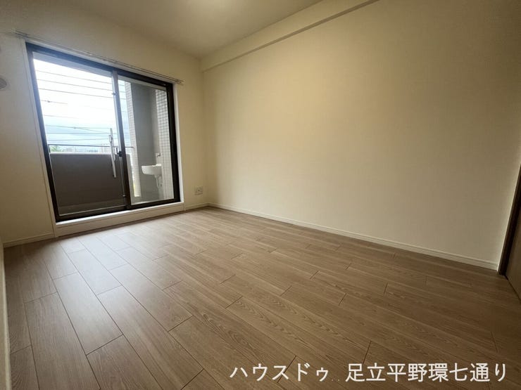 大きな掃き出し窓からバルコニーへ出入りできる洋室。明るさと開放感があり、主寝室にもおすすめです。