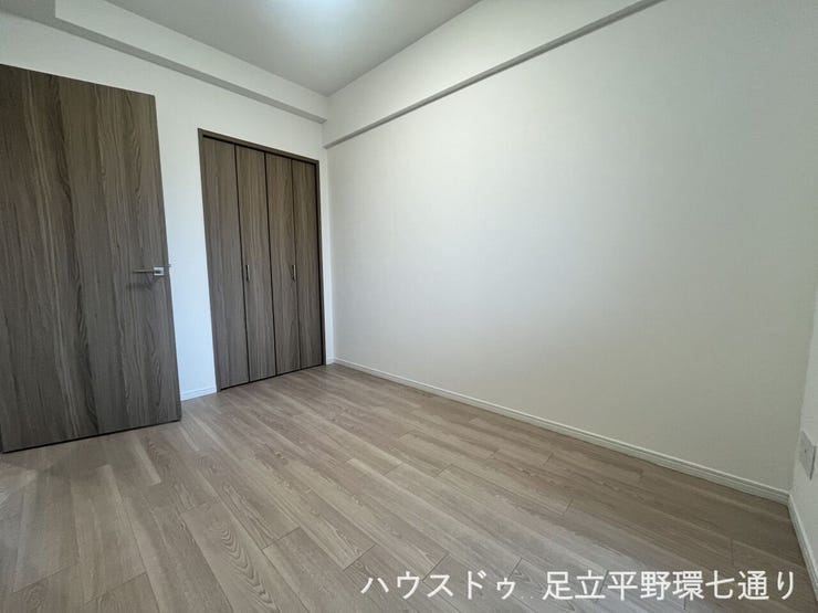 木目調の床と建具が調和した洋室。クローゼットを備え、寝室や書斎など幅広く活用できます。