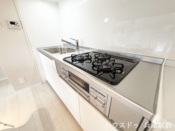 ◇お手入れしやすいシステムキッチンを採用。3口コンロで同時調理もスムーズにでき、広々としたワークトップで毎日のお料理が快適です。