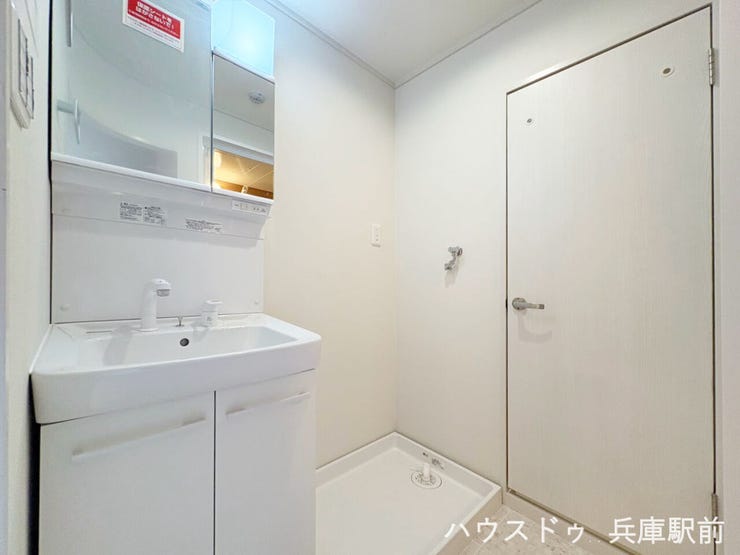 ◇三面鏡付き洗面化粧台を備えた清潔感あふれる洗面室。洗濯機置場もゆとりがあり、毎日の身支度や家事がスムーズに行えます。