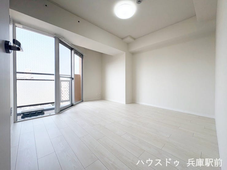 ◇大きな掃き出し窓から陽光が差し込む明るい洋室。ゆとりある広さで、主寝室やお子様部屋などライフスタイルに合わせて幅広くお使いいただけます。