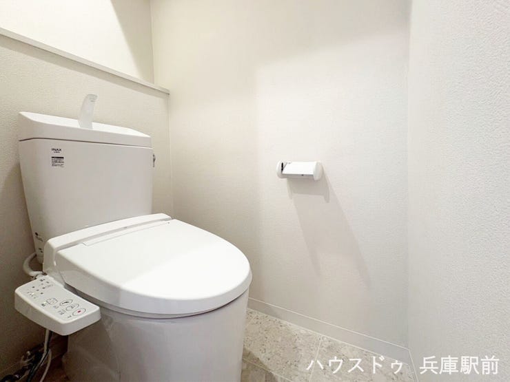 ◇清潔感のある温水洗浄便座付きトイレ。シンプルなデザインでお手入れもしやすい仕様です。