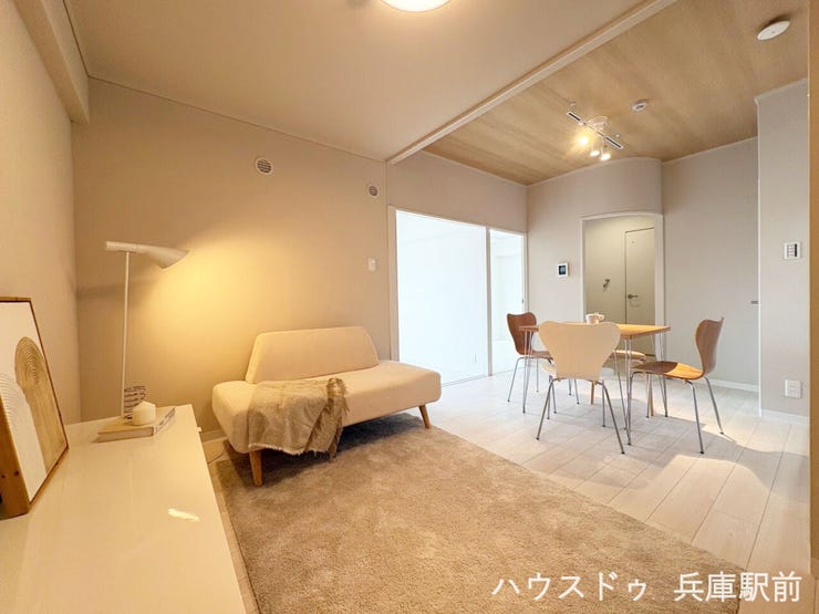 【リビング】
◇やさしい光が差し込む開放的なDK。ゆったり配置できる広さがあり、ご家族でくつろぐ時間を快適に過ごせます。