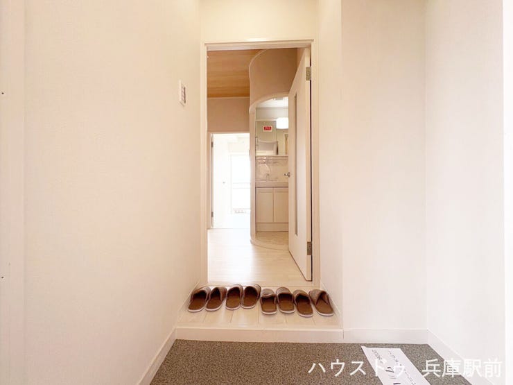 ◇すっきりとした玄関。室内へと続く明るい空間が広がり、第一印象から清潔感と開放感を感じられる住まいです。