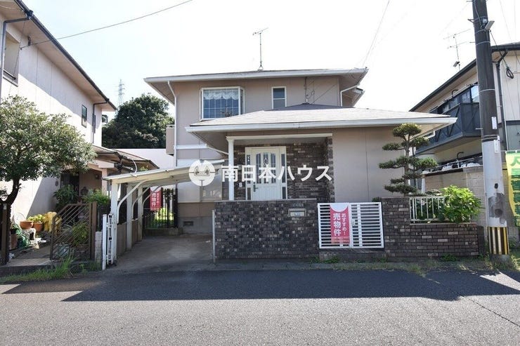 【外観】
2026年7月撮影◇レンガ調の外壁が目を引く、落ち着いた印象の外観。カーポート付きで、雨の日の乗り降りにも配慮されています。