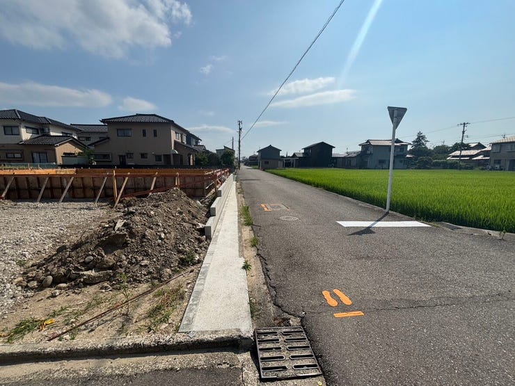 北東から 角地で日当たり良好です!