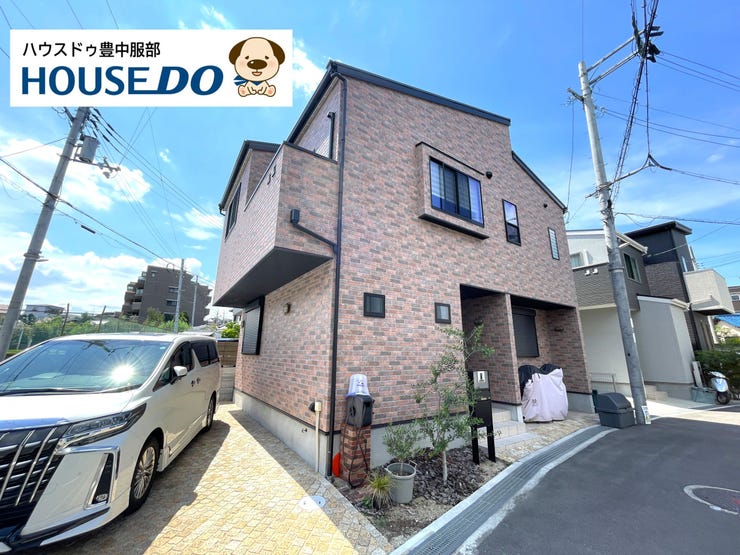 【外観】
南東角地の開放感に、レンガ調の外観が映える一邸。2023年4月築らしい清潔感と重厚さが調和し、街並みに上質な存在感を添えています。