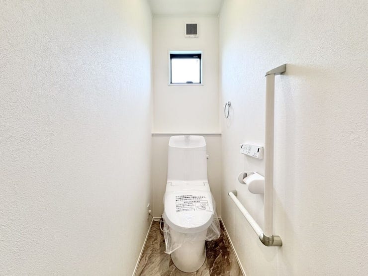 朝の忙しい時間も安心できる2階トイレ完備。