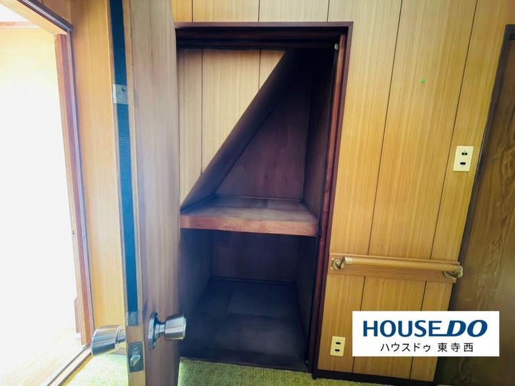 収納力を備えたスペース。荷物をまとめて収納でき、居住空間を有効に活用できます。