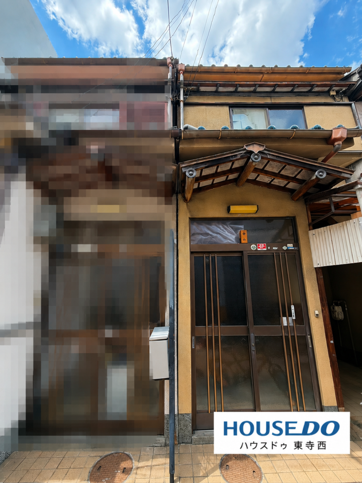 住まい全体の印象が伝わる外観。街並みになじむ佇まいで、落ち着いた住環境が感じられます。
