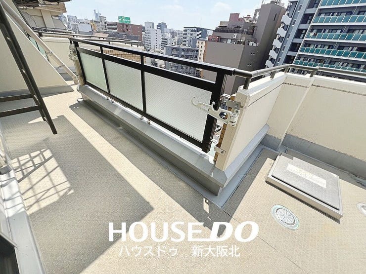 ■角住居のため3面のバルコニー!
■バルコニーが広いのでガーデニングなどもできます!
■テーブルやイスを置けばくつろげる空間にもなりそうですね!