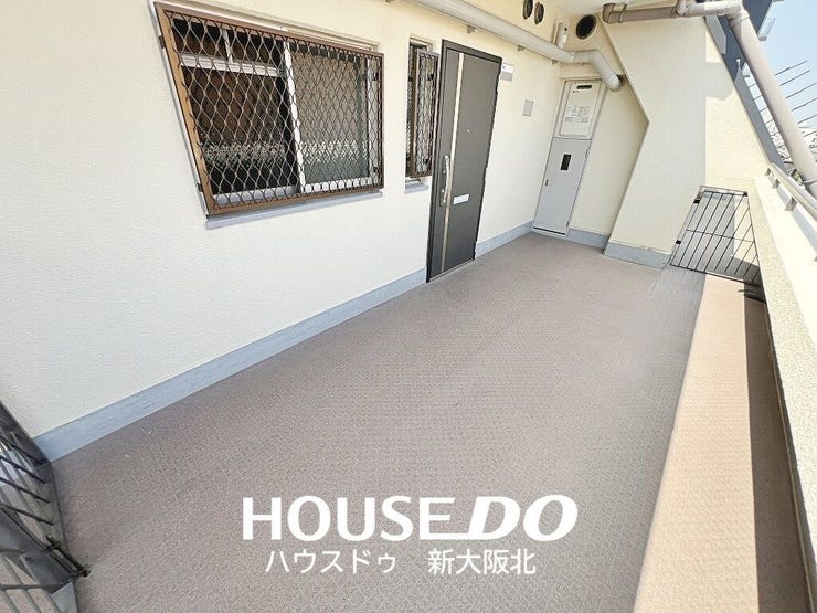 ■11帖の専用ポーチ!プライバシー性・防犯性に優れ、戸建て感覚のゆとりある玄関アプローチが魅力です!