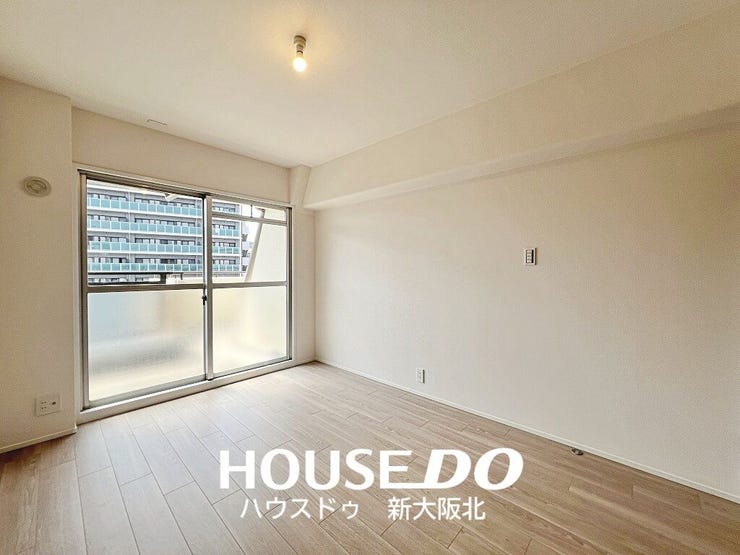 ■バルコニー側、5.9帖の洋室です!
■ダブルベッドを置いても十分な広さがあります!
■窓からは気持ちのよい光が差し込みます!毎朝気持ちよく起きられそうですね!