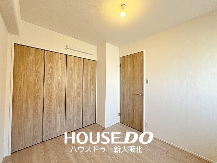 ■玄関入って左側のサービスルームです!大容量のクローゼット付き♪
■お洋服はもちろん、小物や季節家電も収納できてお部屋がスッキリと片付きます!