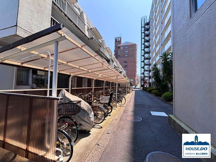 駐輪場は屋根付きです。