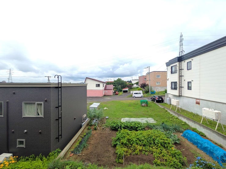 ■眺望写真■
目の前にのどかな畑があり、建物が遮らない抜けた眺望と優れた採光性を誇る心地よい住まい。都会の喧騒を離れたような開放感に包まれながら、四季の移ろいを感じられる穏やかな眺望です!