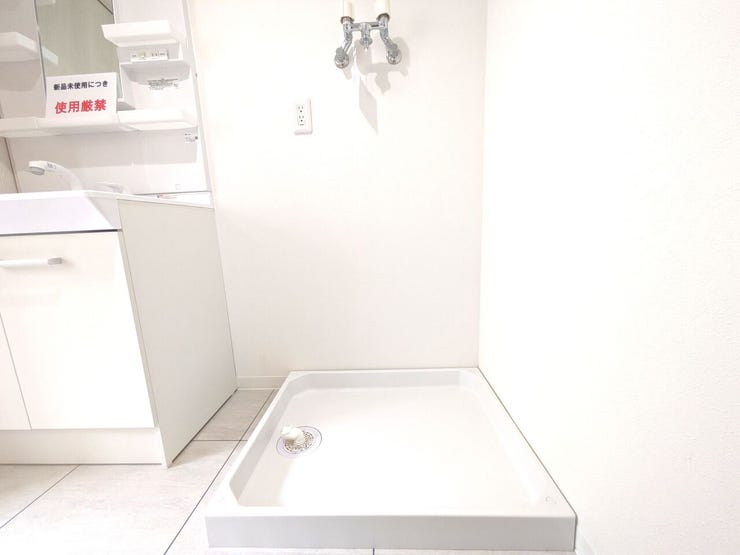 ■洗濯パン■
万一の漏水トラブルを防ぎ、床への湿気や振動によるダメージを軽減します。室内洗濯機置場を清潔に保てる安心の仕様です。水回りの手入れのしやすさと、住まいの維持管理を重視する方に最適です。