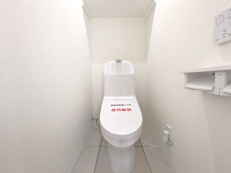 ■温水洗浄便座付きトイレ■
トイレは白を基調とした内装で、清潔感のある印象。シンプルな配色のため圧迫感が少なく、落ち着いて使いやすい空間に整えられています。日常使いに配慮されたトイレです。