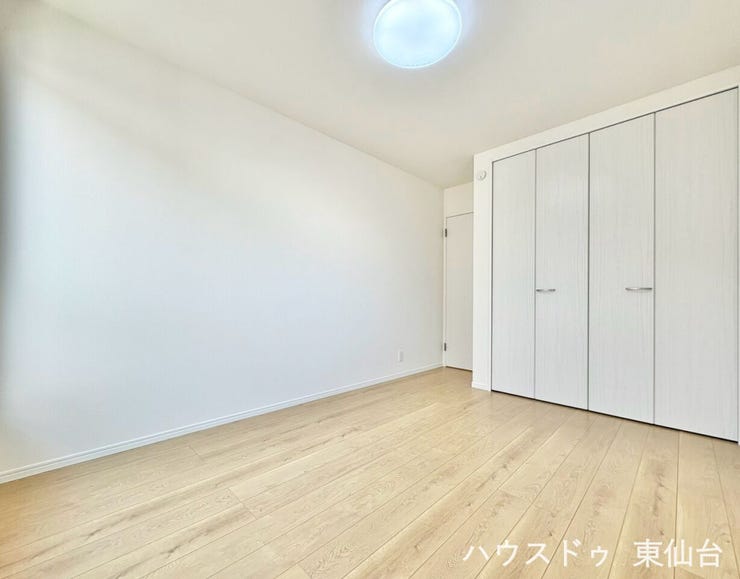 6帖の洋室は無駄のないシンプルな形状で、レイアウトの自由度が高いお部屋です