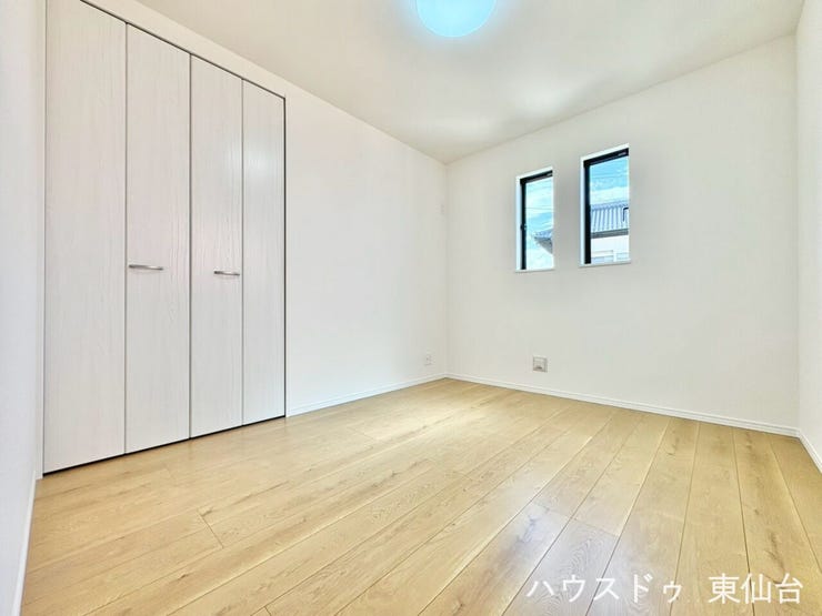 衣類も小物もすっきり収まる、使い勝手の良い収納付き