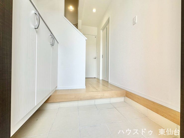 シンプルで美しい玄関が、暮らしの始まりを心地よく演出します