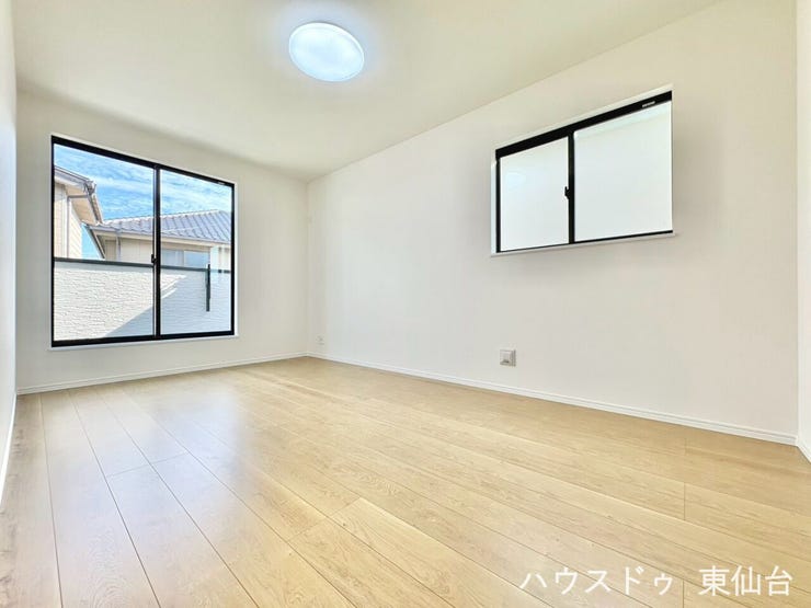 7.5帖のゆったりとした広さの主寝室は、1日の疲れをしっかり癒せる落ち着いた空間です。