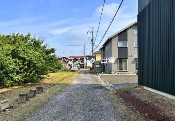前面道路は主要道路から中に入ったところですので交通量が多くなく、朝の忙しい時間もスムーズに主要道路に出ることができます。