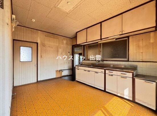 キッチンは収納があり小物から鍋類まで大小問わず、適材適所の収納を実現。出し入れもとてもスムーズです。