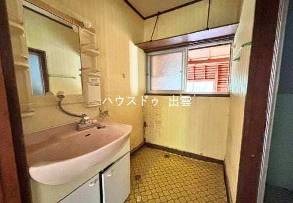 収納付きの洗面台は、日用品をすっきりまとめられて見た目も清潔。毎日使う場所だからこそ、シンプルで使いやすい設備がうれしいポイントです。
