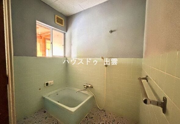 浴室は湿気がたまりやすく、換気扇だけではどうしてもカビが出てしまいやすい場所。窓があるだけで、あっという間に換気ができますのでお風呂の掃除も気持ちが良いです。
