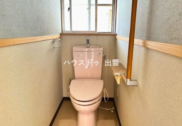 やさしい色合いの内装でまとめられたトイレは、毎日気持ちよく使える空間。温水洗浄機能付きで、快適性にも配慮されています。窓があることで自然光が入り、昼間は明るく換気もしやすい設計です。