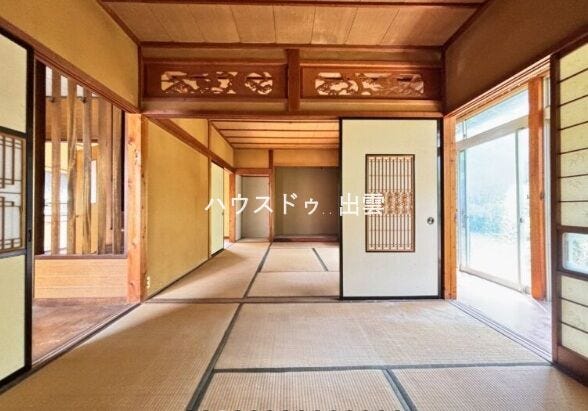 和室だと足をのばして寛ぐことができ、客間やお子様の遊び場など幅広い用途で利用できます。畳の上でそのまま寝ても体が痛くないのでお子様がそのまま寝てしまっても安心です。