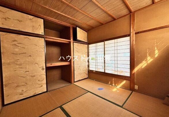 畳のやさしい香りと落ち着いた雰囲気が魅力の和室。広さにゆとりがあり客間としてはもちろん、くつろぎスペースやお昼寝にも使いやすい一室です。