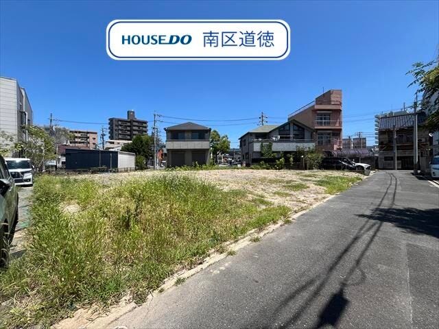 南側前面道路:陽当たり・通風が良いので南側に庭や窓を作りやすくなり、家の中に長時間光を取り込むことが出来ますね。