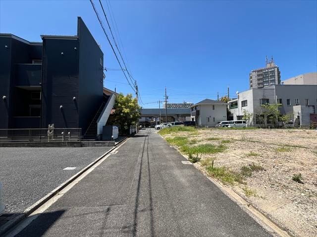 幅員約4mの南側前面道路です。車がすれ違うには厳しい道幅ですが、車はスピードを抑えて走行するので、お子様にも安全な道幅となっています。