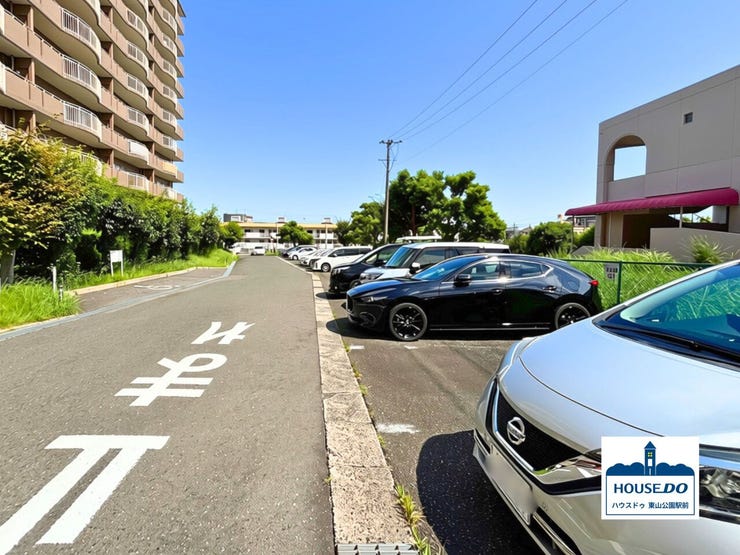 マンション敷地外にある平面駐車場です。