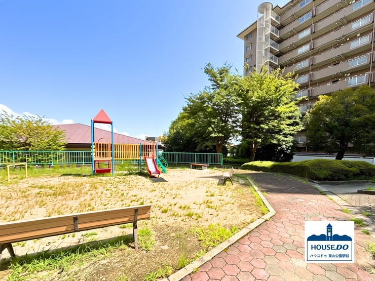 マンション敷地内には、子どもたちがのびのび遊べる公園・広場スペースを設けています。気軽に外へ出て遊んだり、ベンチでゆっくり過ごしたり、家族や住民同士が自然に交流できる憩いの場にもなります。
