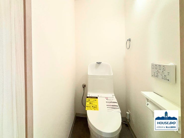 最新の温水洗浄機能で、いつでも清潔・快適。
明るいトイレでホッと一息。