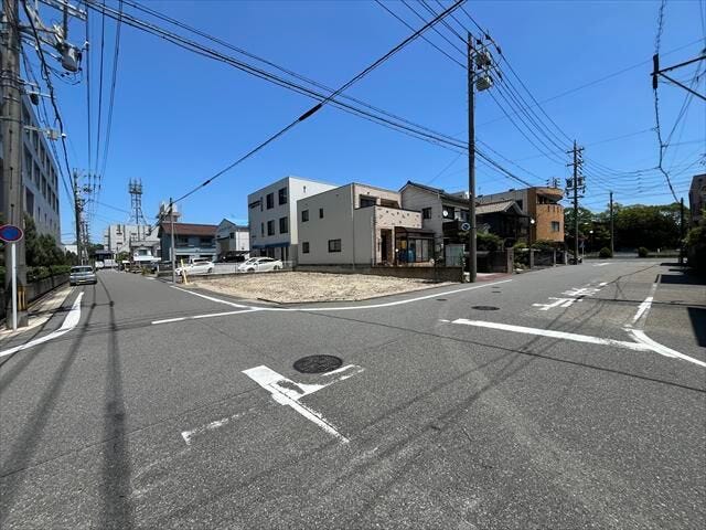 南西角地に面する前面道路です。2方向が道路になるため日当たりが確保しやすく、隣地建物からの圧迫感も軽減されます。