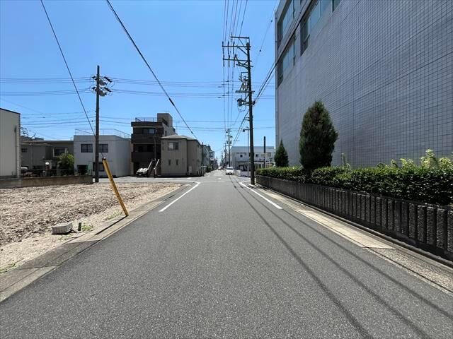 幅員約7.2mの西側前面道路です。普通車が余裕を持ってすれ違うことの出来る道幅です。