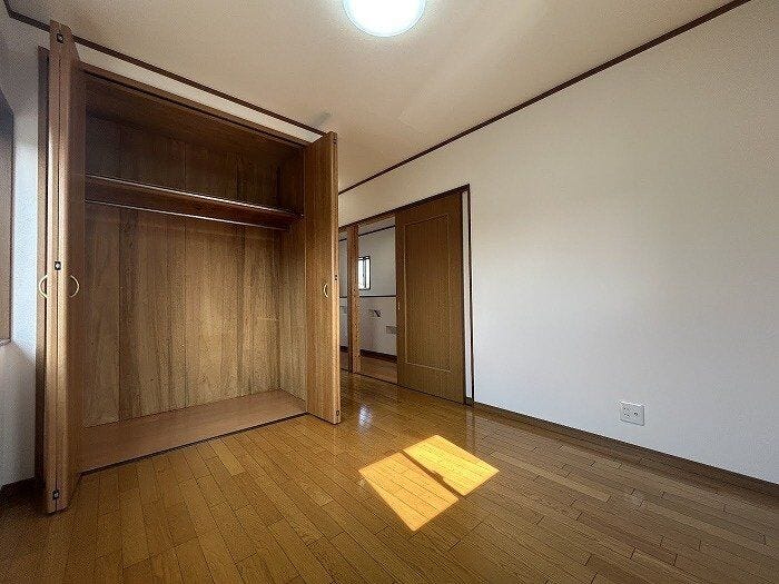 2階9帖洋室の東側です(東側と西側で各4.5帖+CLの2室として分けやすいつくりになっています)