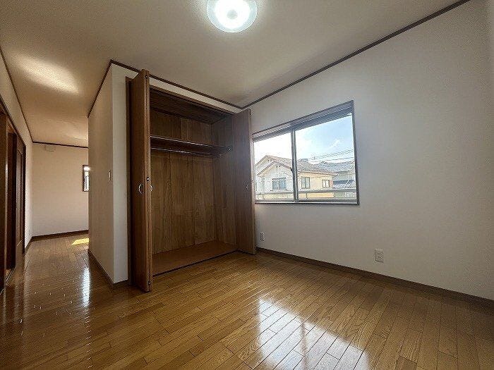 2階9帖洋室の西側です(東側と西側で各4.5帖+CLの2室として分けやすいつくりになっています)