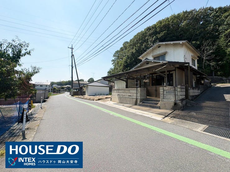 【緑豊かで開放感溢れる周辺環境】
前面道路はきれいに舗装され、周囲には緑豊かな自然が広がっています!車の出し入れもしやすく、自然を感じながらお子様とゆったりお散歩を楽しめる素敵なロケーションですね♪