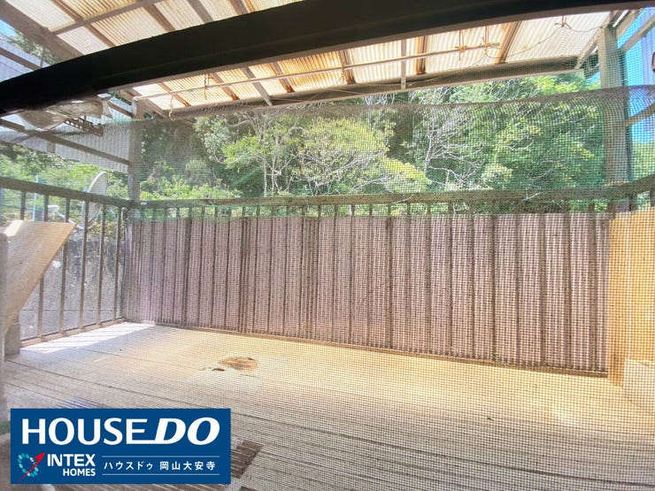 【雨の日も安心の屋根付きバルコニー】
屋根付きで急な雨でも洗濯物が濡れにくく安心!ネット付きで虫対策やお子様の安全面にも配慮されています。緑豊かな景観を眺めながらゆったり過ごせそうですね♪